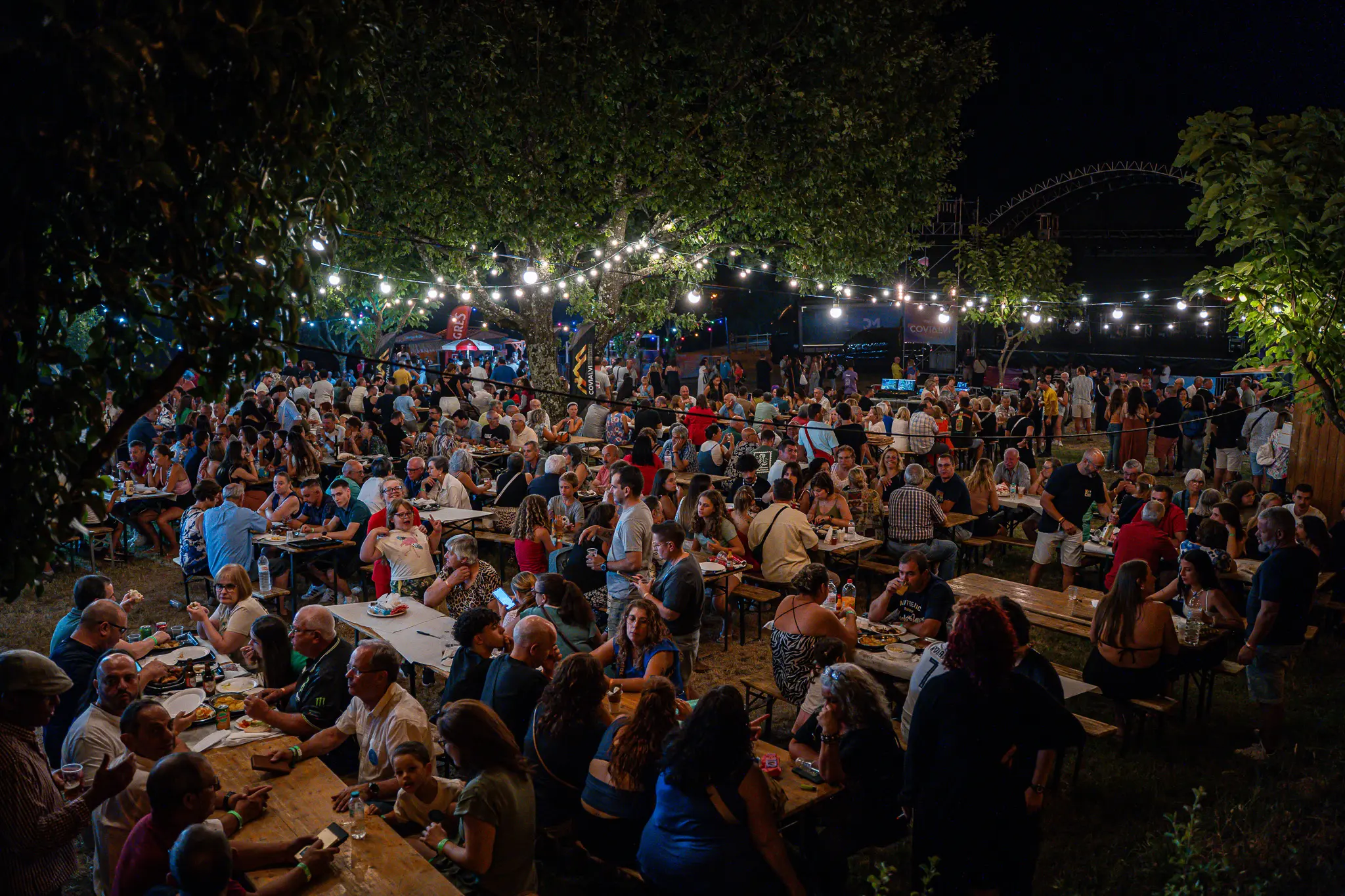 aluguer de praças de restauração, mesas e cadeiras para eventos