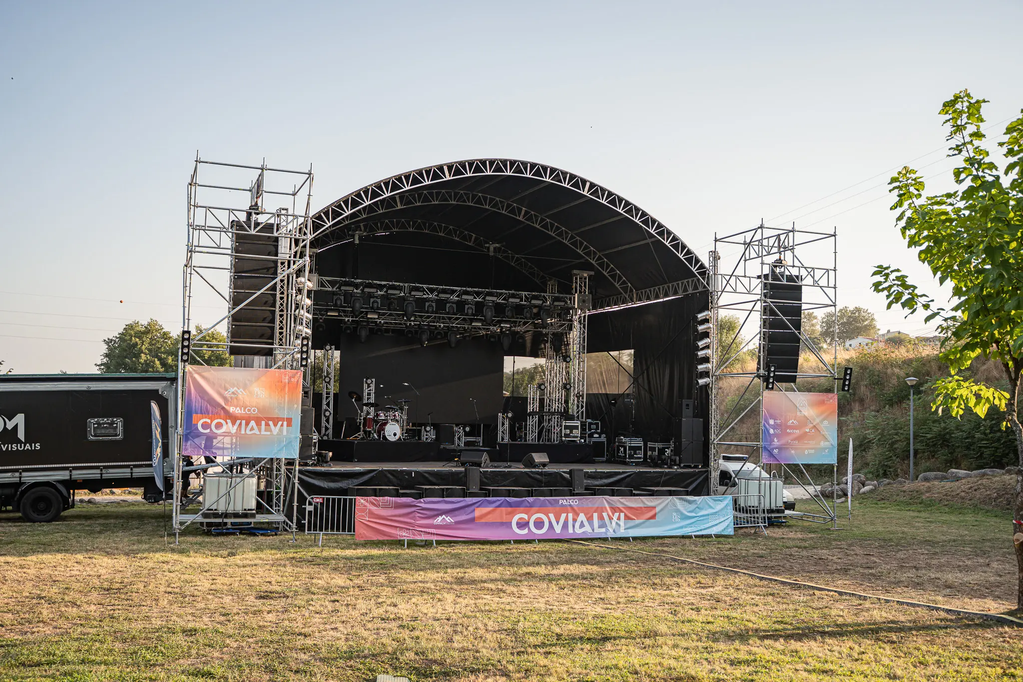 aluguer de palco, barreiras anti panico, torres de layer e aluguer de som e luz
