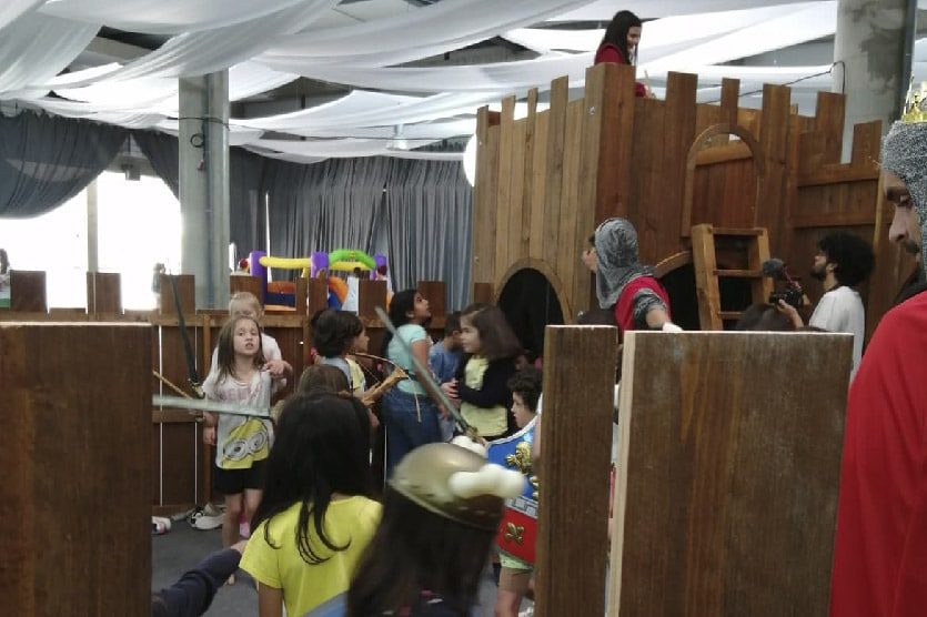 Espaço medieval infantil com atividades para crianças